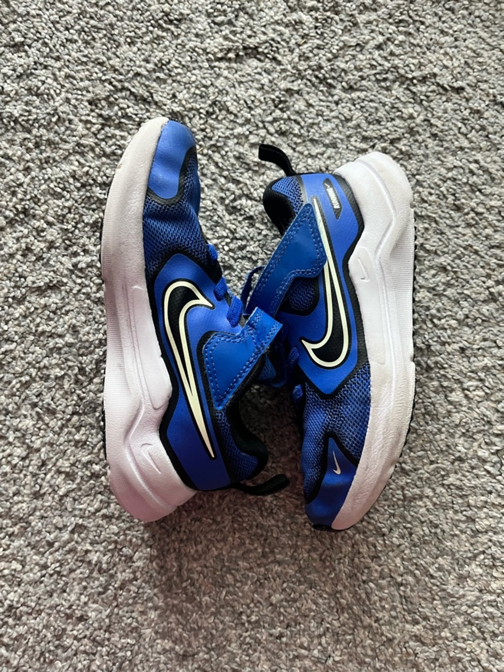 Nike Cosmic Runner Easy-On Sneakers